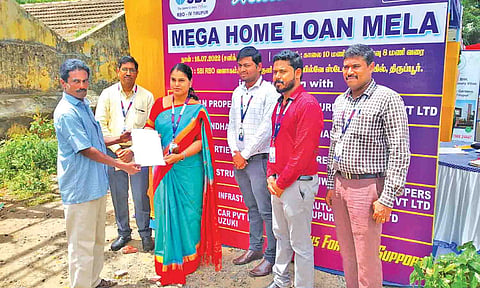 நிகழ்ச்சியில் வாடிக்கையாளர் ஒருவருக்கு  மண்டல  மேலாளர் புவனேஸ்வரி, கடன் முன் அனுமதி  வழங்கிய காட்சி. அருகில் வங்கி அதிகாரிகள்  உள்ளனர்.