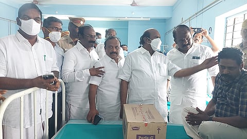 கள்ளக்குறிச்சி அரசு ஆஸ்பத்திரியில் சிகிச்சை  பெறும்  போலீசாரை அமைச்சர்கள் எ.வ.வேலு,அன்பில் மகேஷ் பொய்யாமொழி, சி.வெ. கணேசன் ஆகியோர் நேரில் சந்தித்து ஆறுதல் கூறினர்.