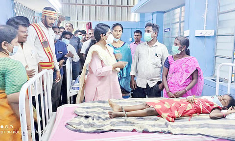 சிகிச்சை பெற்று வந்த மாணவி ஒருவரை மாவட்ட கலெக்டர் லலிதா சந்தித்து ஆறுதல் கூறினார்.