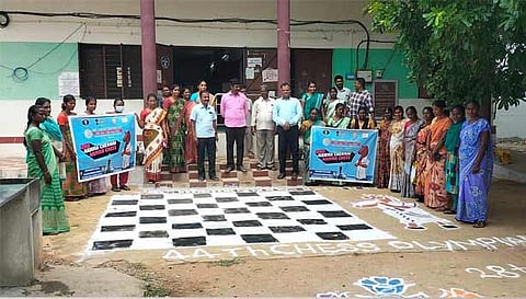 வெண்ணந்தூர் வட்டார வளர்ச்சி அலுவலகத்தில் பெரிய அளவில் செஸ் போர்டு வரையப்பட்டு வைக்கப்பட்டிருந்த காட்சி