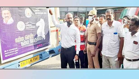 செஸ் ஒலிம்பியாட் தொடர்பான ஸ்டிக்கரை கலெக்டர் ஜானிடாம் வர்கீஸ் பஸ்களில் ஒட்டி விழிப்புணர்வு ஏற்படுத்தினார். அருகில் தாசில்தார் முருகேசன் உள்ளார்.