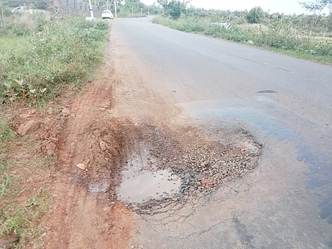 சேதமான சாலையை படத்தில் காணலாம்.&nbsp;