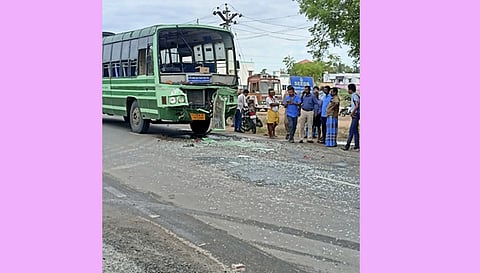 அரசு பஸ்சின்  முன்பக்க கண்ணாடி உடைந்து கிடக்கும் காட்சி.
