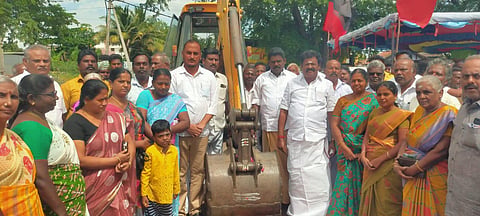 காட்டுப்புத்தூர் பேரூராட்சியில் ரூ.81 லட்சம் மதிப்பில் புதிய தார் சாலை அமைக்கும் பணி - எம்.எல்.ஏ. தொடங்கி வைத்தார்
