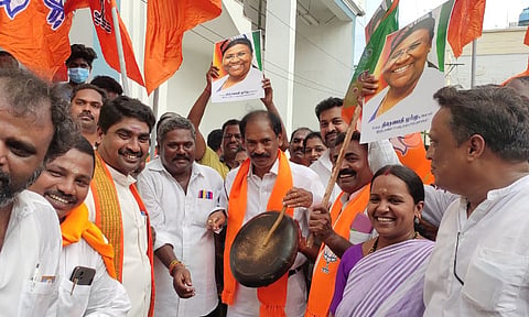 மாநில தலைவர் சாமிநாதன் தலைமையில் பா.ஜ.கவினர் வெற்றியை கொண்டாடிய காட்சி.