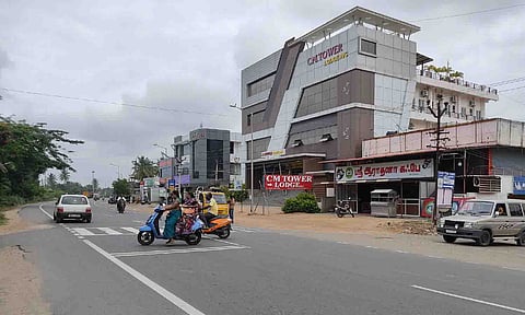 விபத்து ஏற்படும் பழனி- உடுமலை சாலை.
