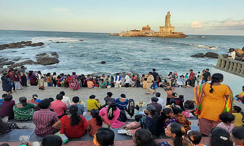 கன்னியாகுமரி வரும் சுற்றுலா வாகனங்களுக்கு நுழைவு கட்டணம்  வசூலிக்கும் உரிமம் ரூ.67 லட்சத்துக்கு ஏலம்