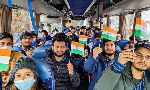 உக்ரைனில் இருந்து வந்த மாணவர்கள் இந்திய கல்லூரிகளில் சேர முடியாது- மத்திய அரசு தகவல்