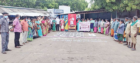 மோகனூர் பேருந்து நிலையத்தில் விழிப்புணர்வு நிகழ்ச்சி நடைபெற்ற போது எடுத்த படம்