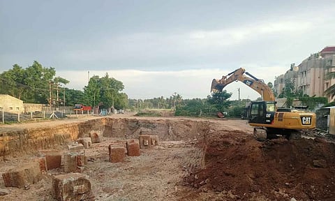 வணிக வளாகம் கட்டும் பணி தொடங்கியதை படத்தில் காணலாம்.&nbsp;
