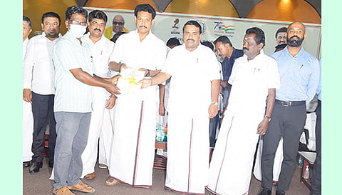 விழாவில் அமைச்சர்கள் ராஜகண்ணப்பன், அன்பில் மகேஷ்பொய்யாமொழி ஆகியோர் பயிற்சி பெற்றவர்களுக்கு வயது வந்தோர் கல்வி திட்ட அடிப்படை எழுத்தறிவு சான்றிதழ் வழங்கினர். அருகில் கலெக்டர் ஜானிடாம்வர்கீஸ், நவாஸ்கனி எம்.பி., எம்.எல்.ஏ.க்கள் காதர்பாட்சா முத்துராமலிங்கம், முருகேசன் உள்ளனர்.