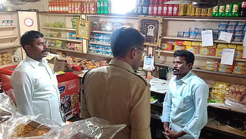 கொள்ளை நடந்த பேக்கரியில் போலீசார் விசாரணை நடத்திய காட்சி.&nbsp;