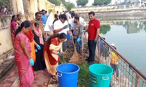 காஞ்சிபுரம் சர்வ தீர்த்த குளம் தூய்மைப்படுத்தும் பணி- 	மாநகராட்சி மேயர் துவக்கி வைத்தார்