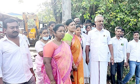 அரியாண்டிகுளம் தூய்மை பணியை நகரமன்ற தலைவர் புகழேந்தி தொடக்கி வைத்தார்.&nbsp;