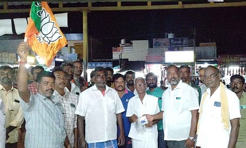 திரவுபதி முர்மு வெற்றி பெற்றதை பா.ஜ.க.வினர் கொண்டாடியபோது எடுத்தபடம்.&nbsp;&nbsp;