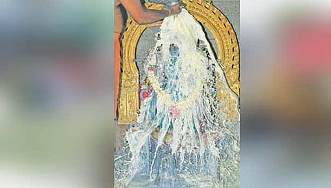 மகா மாரியம்மனுக்கு பாலாபிஷேகம் நடைபெற்ற போது எடுத்த படம்.&nbsp;