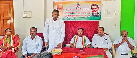 கூட்டத்தில் முன்னாள் மத்திய மந்திரி தனுஷ்கோடி ஆதித்தன் பேசிய காட்சி. அருகில் ரூபி மனோகரன் எம்.எல்.ஏ.,&nbsp;&nbsp;