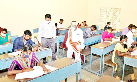 தஞ்சை குந்தவை நாச்சியார் அரசு கல்லூரியில் நடந்த டி.என்.பி.எஸ்.சி குரூப்-4 தேர்வை கலெக்டர் தினேஷ்பொன்ராஜ் ஆலிவர் ஆய்வு செய்தார்.

