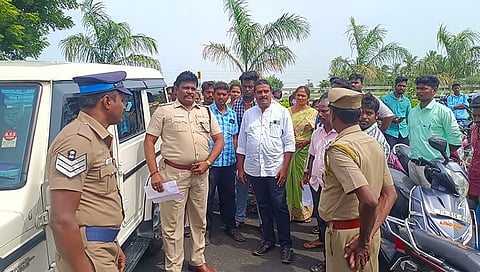 சாலை மறியல் செய்தவர்களிடம் போலீசார் பேச்சுவார்த்தை நடத்தினர்.&nbsp;