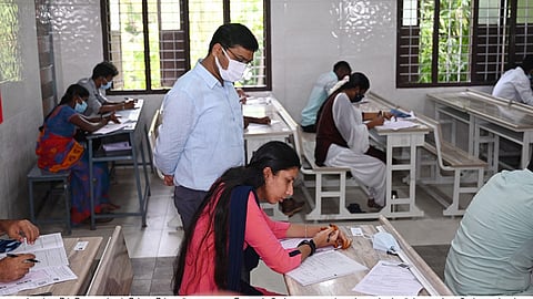 கள்ளக்குறிச்சி  தனியார்  பள்ளியில் தேர்வு மையத்தை மாவட்ட கலெக்டர் ஷர்வன் குமார் பார்வையிட்டார்.
