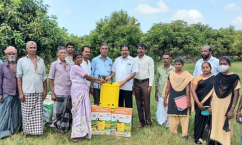 கொட்டாரம் அருகே விவசாயிகளுக்கு மின்கலத்தில் இயங்கும் தெளிப்பான்கள்