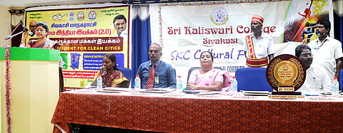 காளீஸ்வரி கல்லூரியில் நடந்த கலைவிழா போட்டி தொடக்க நிகழ்ச்சியில் 
பங்கேற்றவர்கள்.