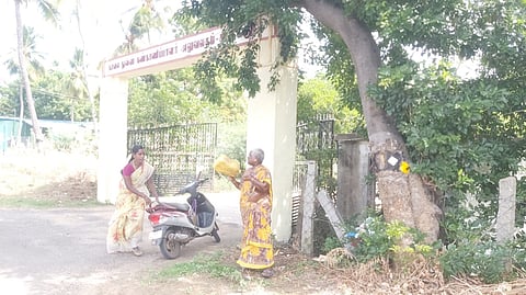மூதாட்டி தீ குளிக்க முயற்சிப்பதை படத்தில் காணலாம்.