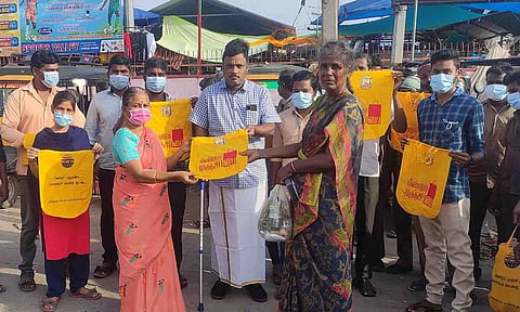 &nbsp;பொதுமக்களுக்கு மஞ்சப்பை இலவசமாக வழங்கப்பட்டதை படத்தில் காணலாம்.&nbsp;