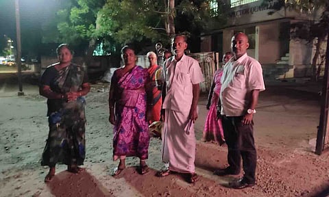 டி.எஸ்.பி. அலுவலகத்தில் தஞ்சமடைந்த&nbsp; விவசாயி குடும்பத்தை படத்தில் காணலாம்.