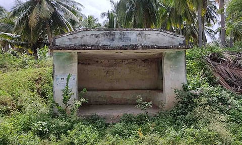 புதர்மண்டி கிடக்கும் பஸ்   நிறுத்தம்.