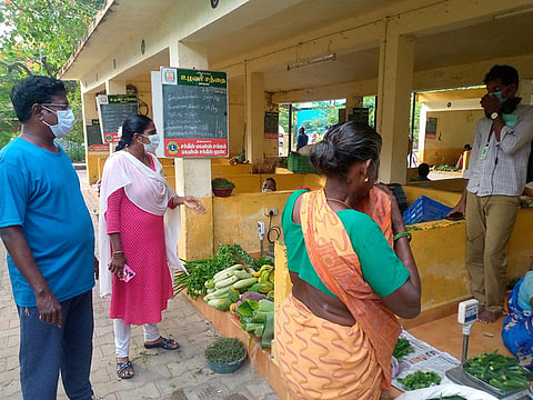 திண்டிவனத்தில் கொரோனா பரவல் குறித்து  பொது  மக்களுக்கு விழிப்புணர்வு ஏற்படுத்தப்பட்டது.
