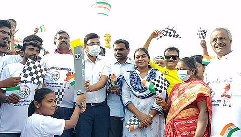 வேதாரண்யம் அகஸ்தியன் பள்ளி உப்பு சத்திய கிரக நினைவுஸ்தூபியில் இருந்து ஒலிம்பியாட் நினைவு ஜோதி ஓட்டத்தை கலெக்டர் அருண் தம்புராஜ் தொடக்கி வைத்தார்.
