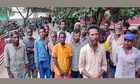 மீட்கப்பட்ட கொத்தடிமை தொழிலாளர்களை காணலாம்.