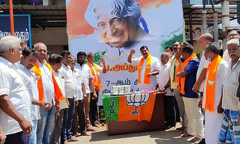 அப்துல் கலாம் நினைவு நாளையொட்டி பொதுமக்களுக்கு அசோக்பாபு எம்.எல்.ஏ. அன்னதானம் வழங்கிய காட்சி.