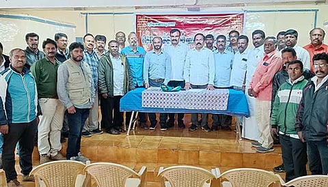 கூட்டத்தில் கலந்து கொண்டவர்களை படத்தில் காணலாம்.