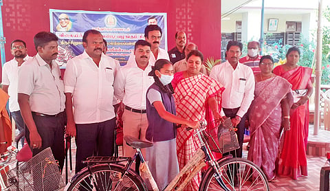 விழாவில் மாணவி ஒருவருக்கு அமைச்சர் கீதாஜீவன் இலவச சைக்கிள் வழங்கிய காட்சி.&nbsp;