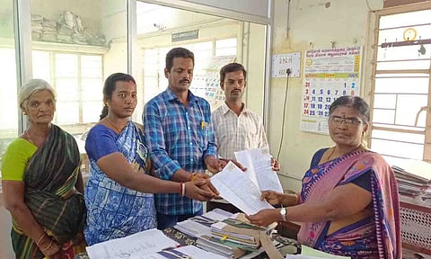 பல்லடம் தாலுகா அலுவலகத்தில்  புகார்  அளித்த   வீட்டுமனை உரிமையாளர்கள்.