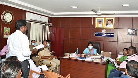 கண்காணிப்பு குழு கூட்டத்தில் பேசிய ஆர்.டி.ஓ. சவுமியா, அருகில் டி.எஸ்.பி. ஆரோக்கியராஜ் உள்ளார்.
