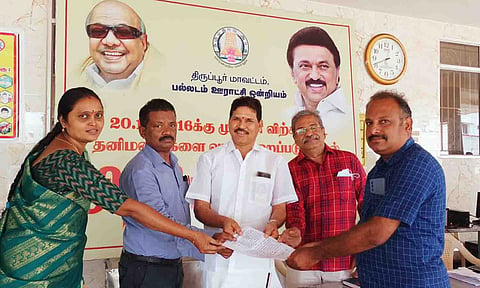 &nbsp;வீட்டு மனை வரன்முறைபடுத்துதல் சிறப்பு முகாமில் பயனாளிக்கு அனுமதி கடிதம் வழங்கிய போது எடுத்த படம்.