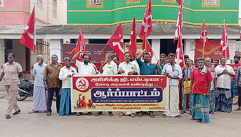  ஆர்ப்பாட்டத்தில் ஈடுபட்டவர்களை படத்தில் காணலாம்.