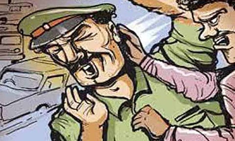 பொள்ளாச்சியில்  போலீஸ்காரரை தாக்கிய தொழிலாளி கைது
