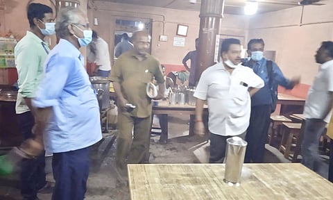 கடைகளில் சோதனை செய்த அதிகாரிகள்.
