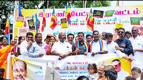ராணிப்பேட்டை முத்துக்கடையில் பா.ம.க. சார்பில் போதை பொருட்களை தடை செய்ய கோரி கண்டன ஆர்ப்பாட்டம் நடந்த போது எடுத்த படம்