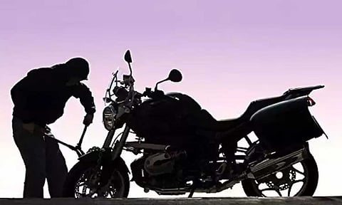 கொட்டாரம் அருகே மோட்டர் சைக்கிள் திருட்டு