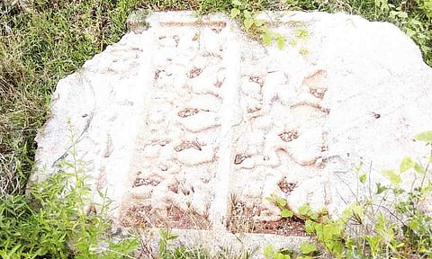 சித்தர் ஜீவசமாதியில் உள்ள கல் தூணை படத்தில் காணலாம்.