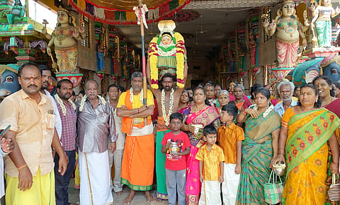 நாக சதுர்த்தி முன்னிட்டு பால் குட ஊர்வலம் வந்த காட்சி.