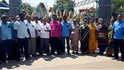 ஆர்ப்பாட்டத்தில் ஈடுபட்டவர்களை படத்தில் காணலாம்.