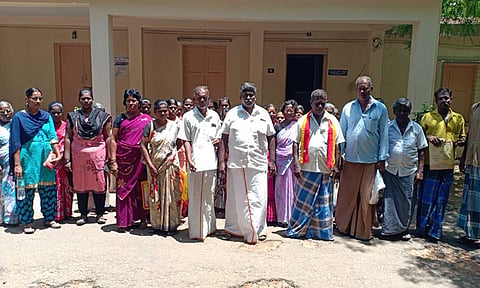 இலவச வீட்டுமனை பட்டா கேட்டு கோட்டாட்சியர் அலுவலகத்தை முற்றுகையிட்டவர்களை படத்தில் காணலாம்.