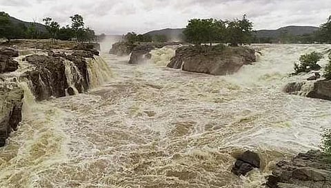காவிரி ஆற்றில் வெள்ளப் பெருக்கு:  கரையோர பகுதி மக்களுக்கு கலெக்டர் எச்சரிக்கை