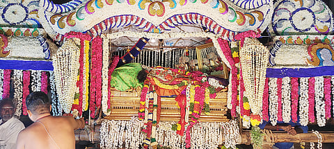 பூப்பல்லக்கில் எழுந்தருளிய சுவாமி-அம்பாள்.
